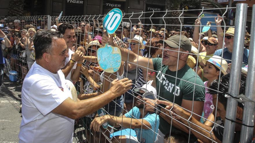 Pedro Luis Sirvent y su hijo, el año pasado tras la mascletà.