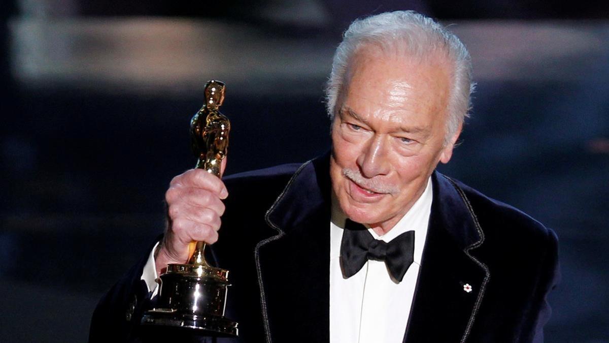 FILE PHOTO  Christopher Plummer  accepts the Oscar for best supporting actor for his role in  Beginners  at the 84th Academy Awards in Hollywood  California  February 26  2012   REUTERS Gary Hershorn File Photo