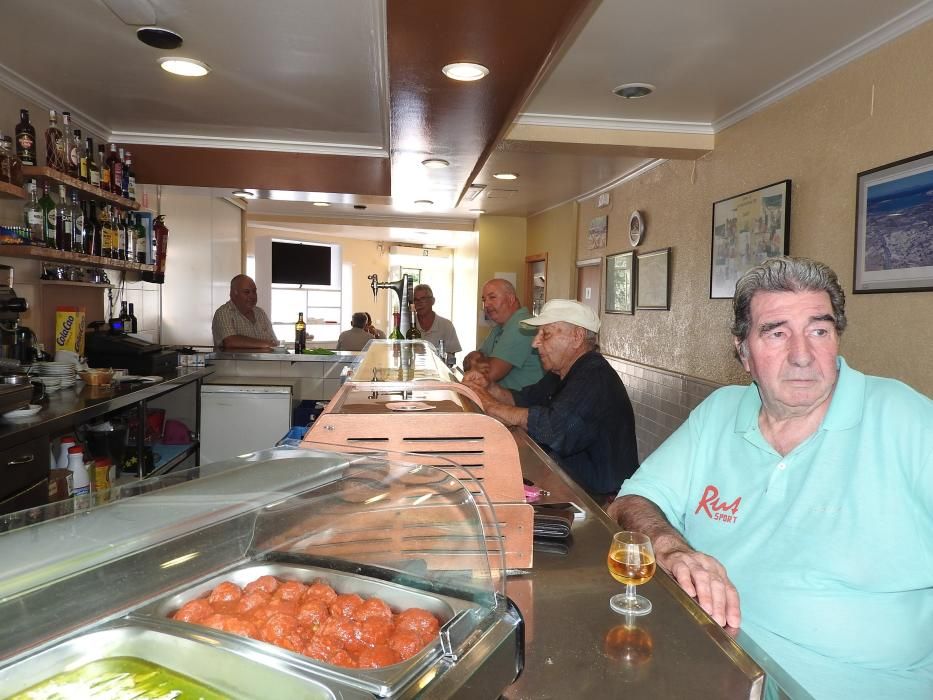 Clientes en la barra del bar Verdera en Sant Ferran.