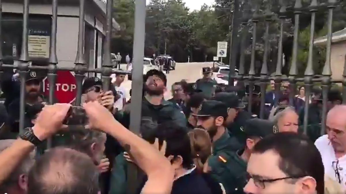 La Guardia Civil cierra las puertas a un grupo de católicos