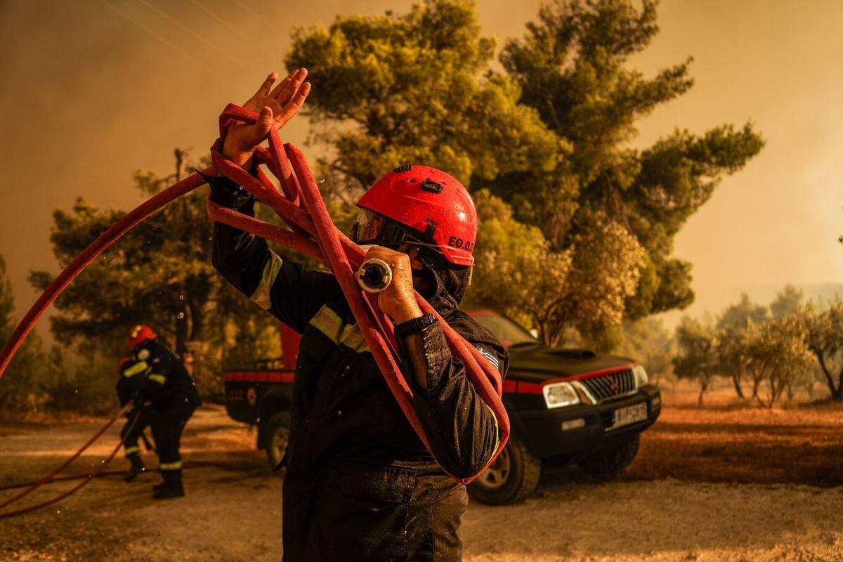 Dos grandes incencios cerca de Atenas obligan a evacuar a miles de personas