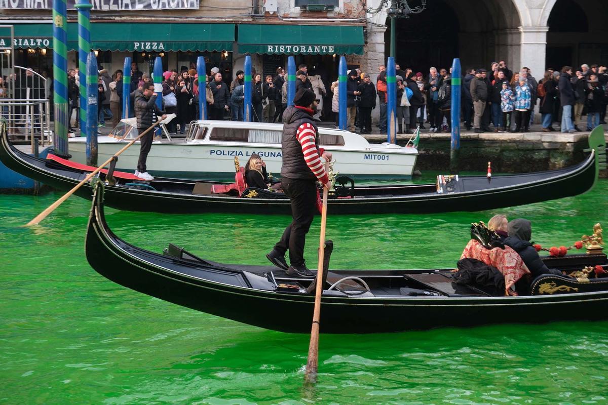 Protesta de activistas climáticos de la Rebelión de Extinción en Venecia y tiñen de  verdes las aguas del Gran Canal