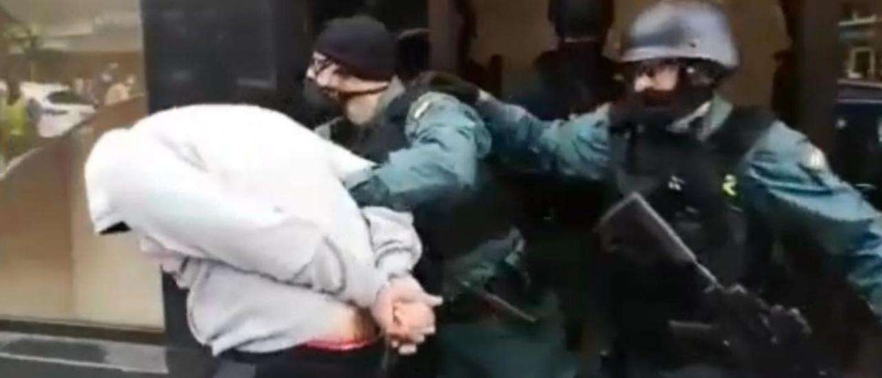 El detenido, en el momento de ser trasladado a un coche patrulla. | Guardia Civil