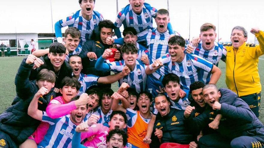 El Dépor juvenil festejó el triunfo en el campo del Val Miñor. |  // RCD