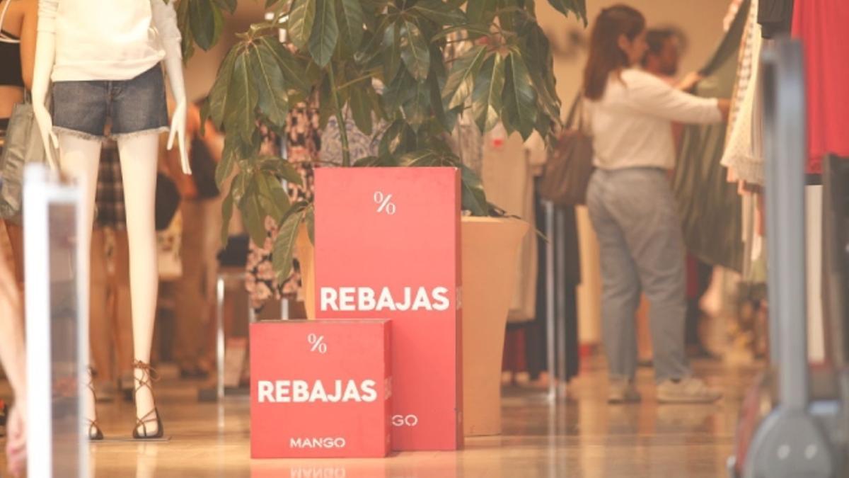 El Gobierno prohíbe las rebajas en las tiendas físicas para evitar aglomeraciones