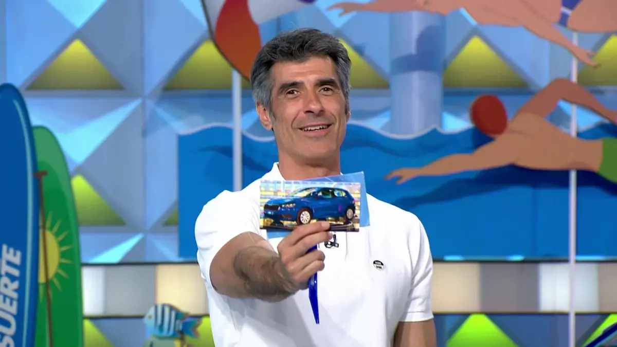 El presentador de 'La ruleta de la suerte', Jorge Fernández, muestra el premio que se ha perdido el concursante.