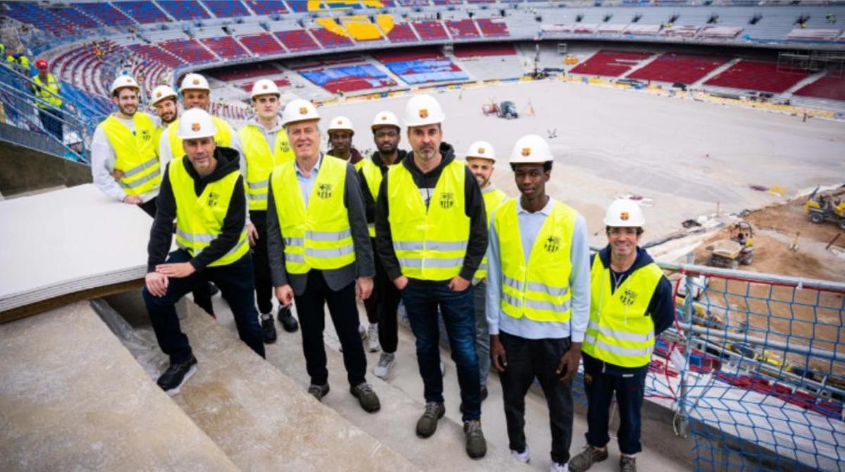 El primer equipo de baloncesto visita las obras del Spotify Camp Nou