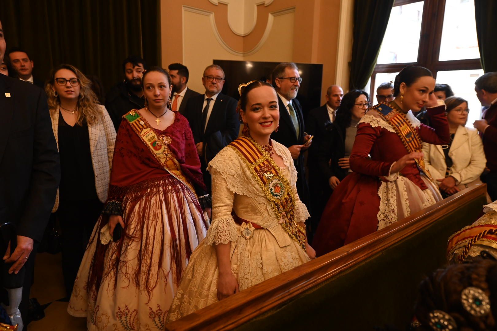 Galería de imágenes: Recepción de las reinas de los pueblos en el Ayuntamiento de Castelló