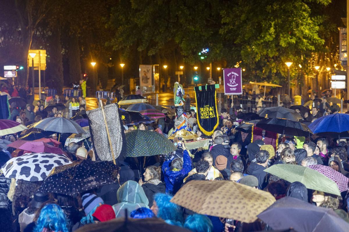FOTOS | Las cofradías rinden un emotivo minuto de silencio por las víctimas del accidente de Córdoba: "Hemos decidido continuar con las fiestas para celebrar la vida"