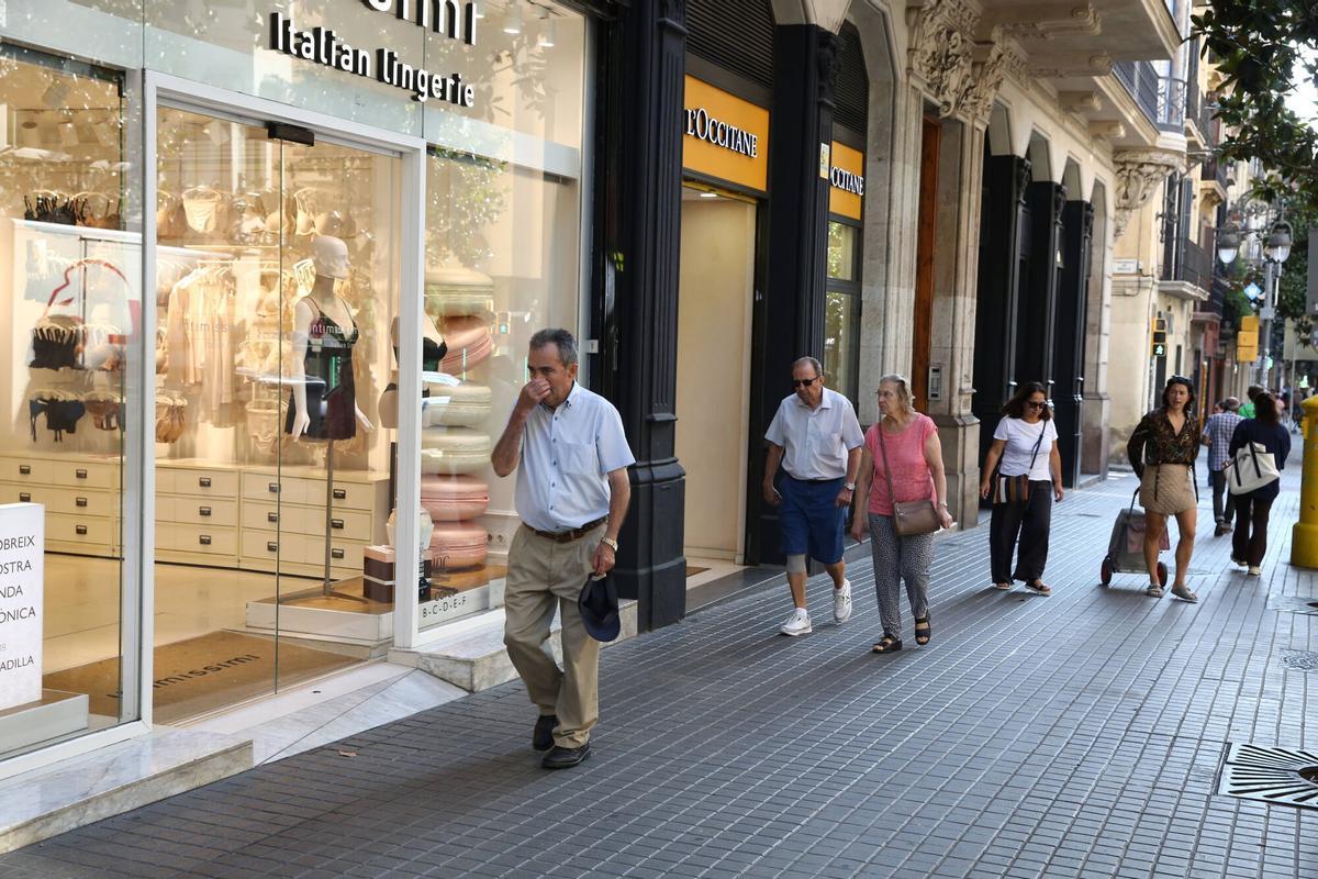 BARCELONA 18/09/2025 Barcelona. Para tema sobre informe de Comercio - ambiente comercial en gran de gràcia (y si puede ser algun local con rótulo 'se alquila' también) FOTO de ELISENDA PONS
