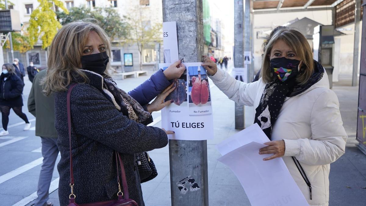 La concejala de Servicios Sociales, Inmaculada Lucas, y Pilar de la Higuera, con un cartel de la campaña