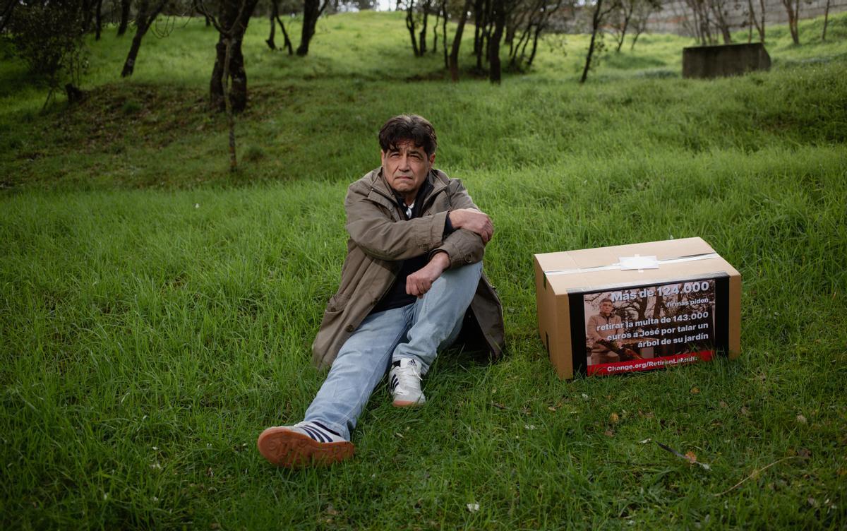 José Velez, en la finca de su casa, junto a una caja que le ha enviado change.org tras recoger más de 124.000 firmas. 