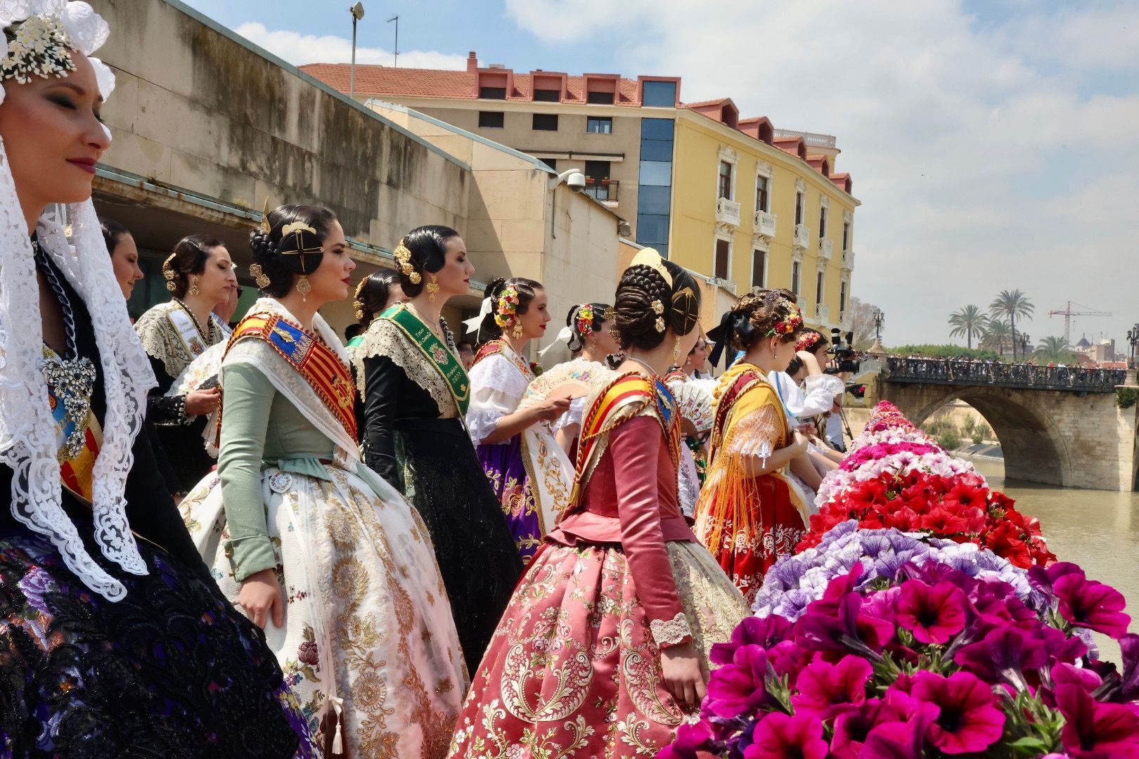 Carmen y Nerea descubren la "tronaera" y el Bando más divertido en Murcia