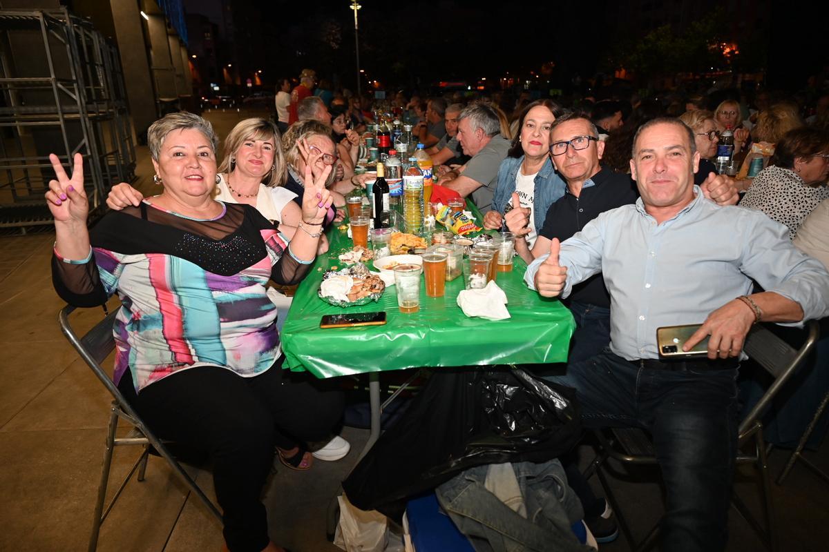 Fotogalería I La plaza del Estadio de la Cerámica, a rebosar en la macrocena de veinos de Sant Pasqual Fotogalería I La plaza del Estadio de la Cerámica, a rebosar en la macrocena de veinos de Sant Pasqual