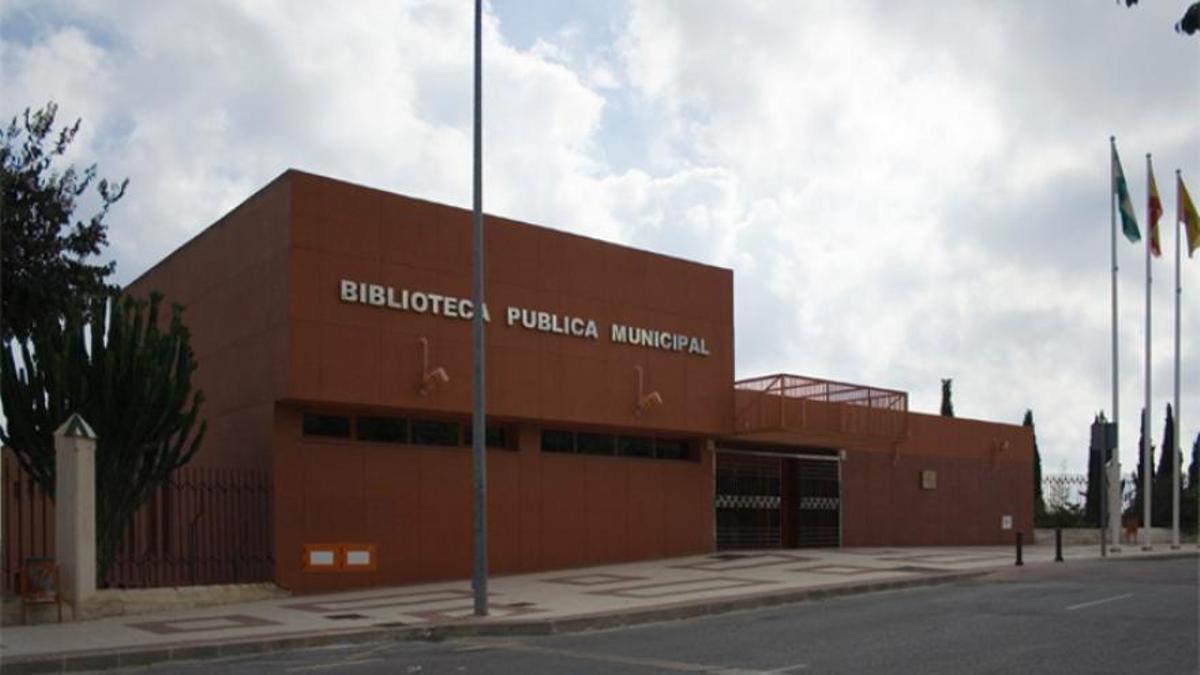 Imagen actual de la fachada principal de la biblioteca de Arroyo de la Miel, en Benalmádena.