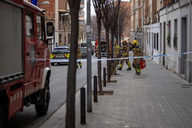 Los Bombers inician la retirada de runa en el edificio derrumbado en Badalona (Barcelona) sin heridos