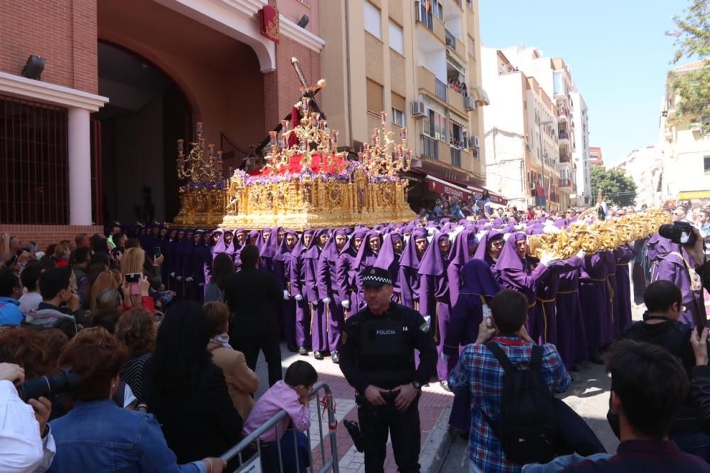 La Hermandad del Jesús Nazareno de los Pasos y María del Rocío Coronada abre los cortejos del día desde el entorno de la plaza de la Victoria