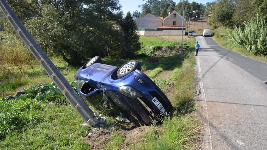 Accidente con un vehículo volcado en Poio.