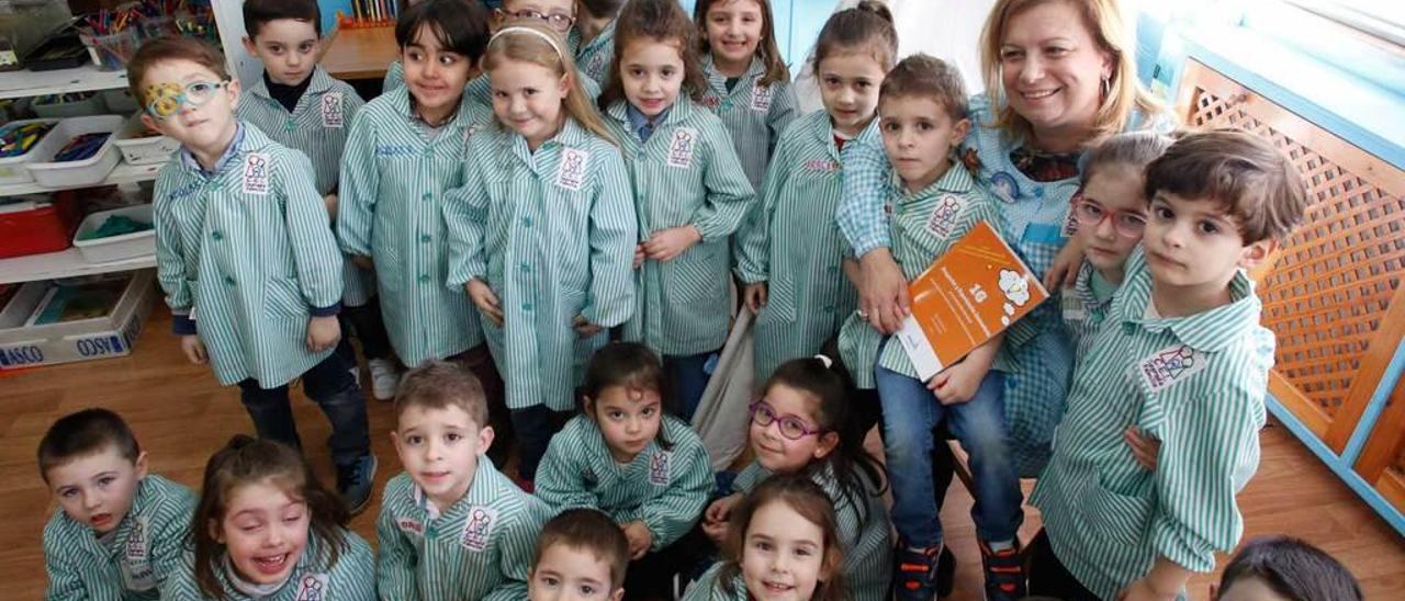 Marisa Fernández, entre sus alumnos, en la escuela infantil Sagrada Familia de Las Vegas.