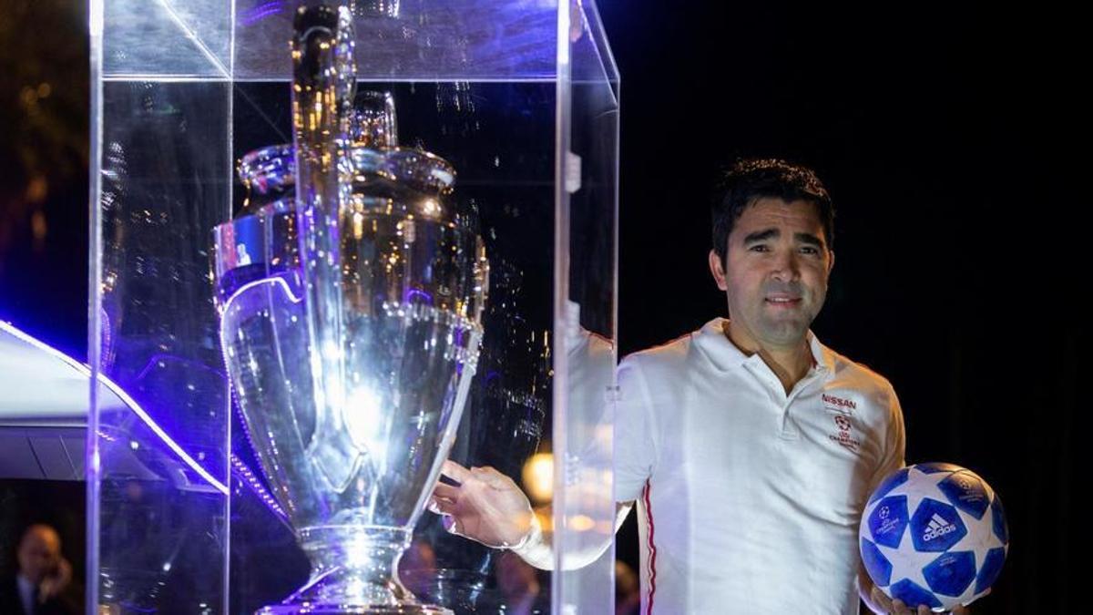 Deco posa junto a una vitrina con la Copa de Europa.