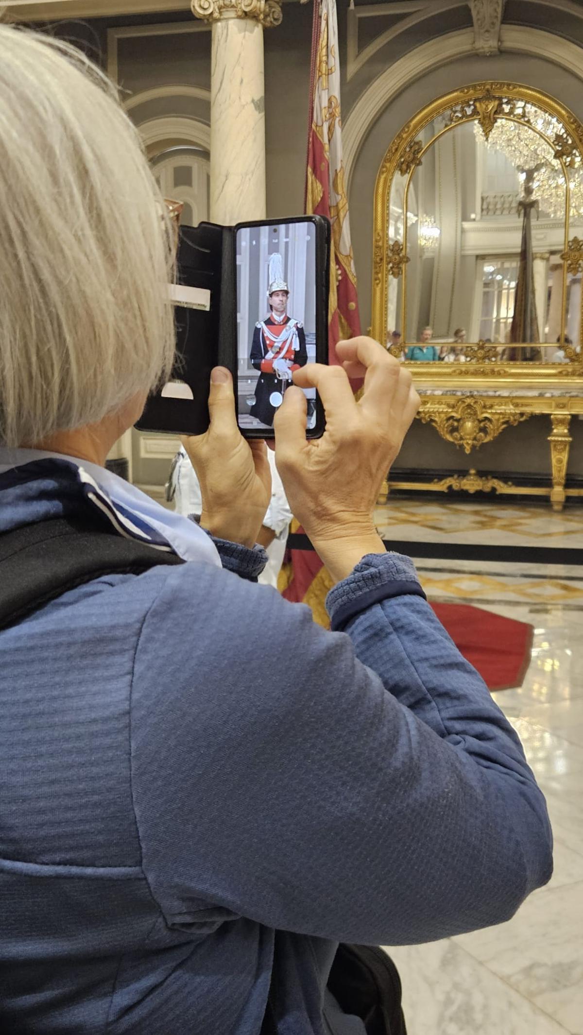 Una mujer se recrea en fotografiar al Policía Local de gala