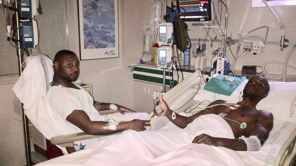 Eric Abidal recuperandose en el hospital tras la operación