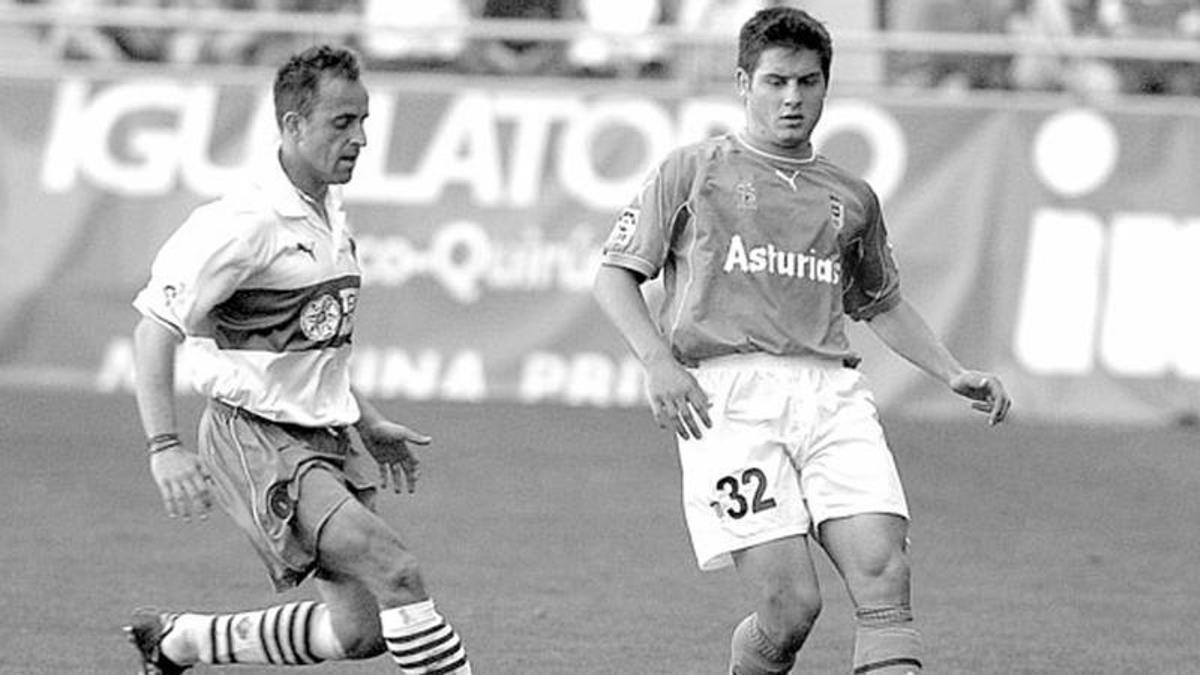 Paredes pasa el balón ante la presión de Serrano, en el Oviedo-Elche de 2002