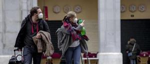 Turistas arrastrando maletas en la Plaza Major de Palma en busca de un piso turístico.