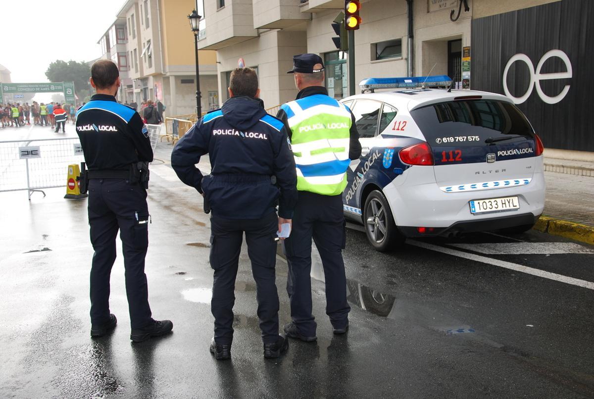 Tres agentes de la Policía Local de Ames, cuerpo que reclama un reconocimiento para su compañero Anxo