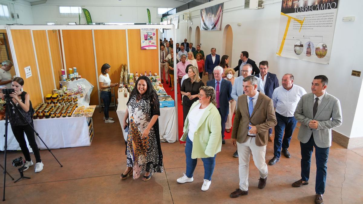 Las autoridades recorren la feria.