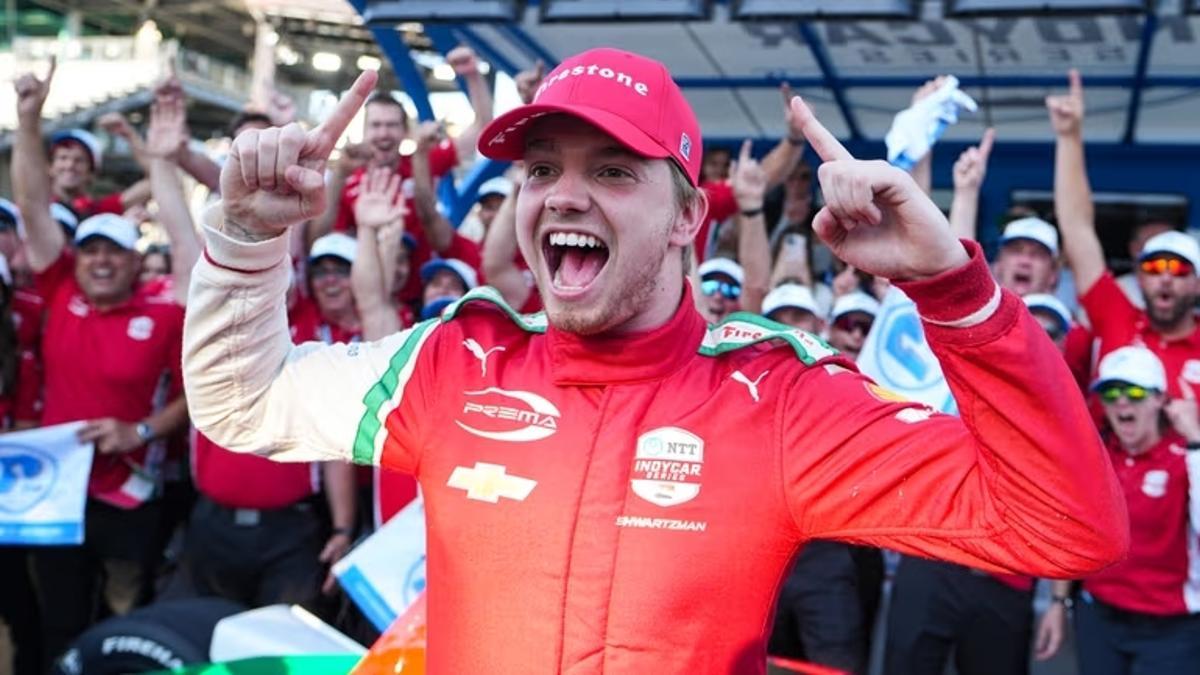 Robert Shwartzman celebrando su pole en la Indy 500