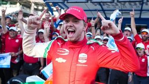 Robert Shwartzman celebrando su pole en la Indy 500