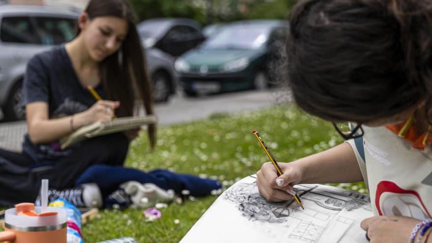 Dos participantes en el I Concurso de dibujo urbano «Fábrica de Gas». | David Cabo