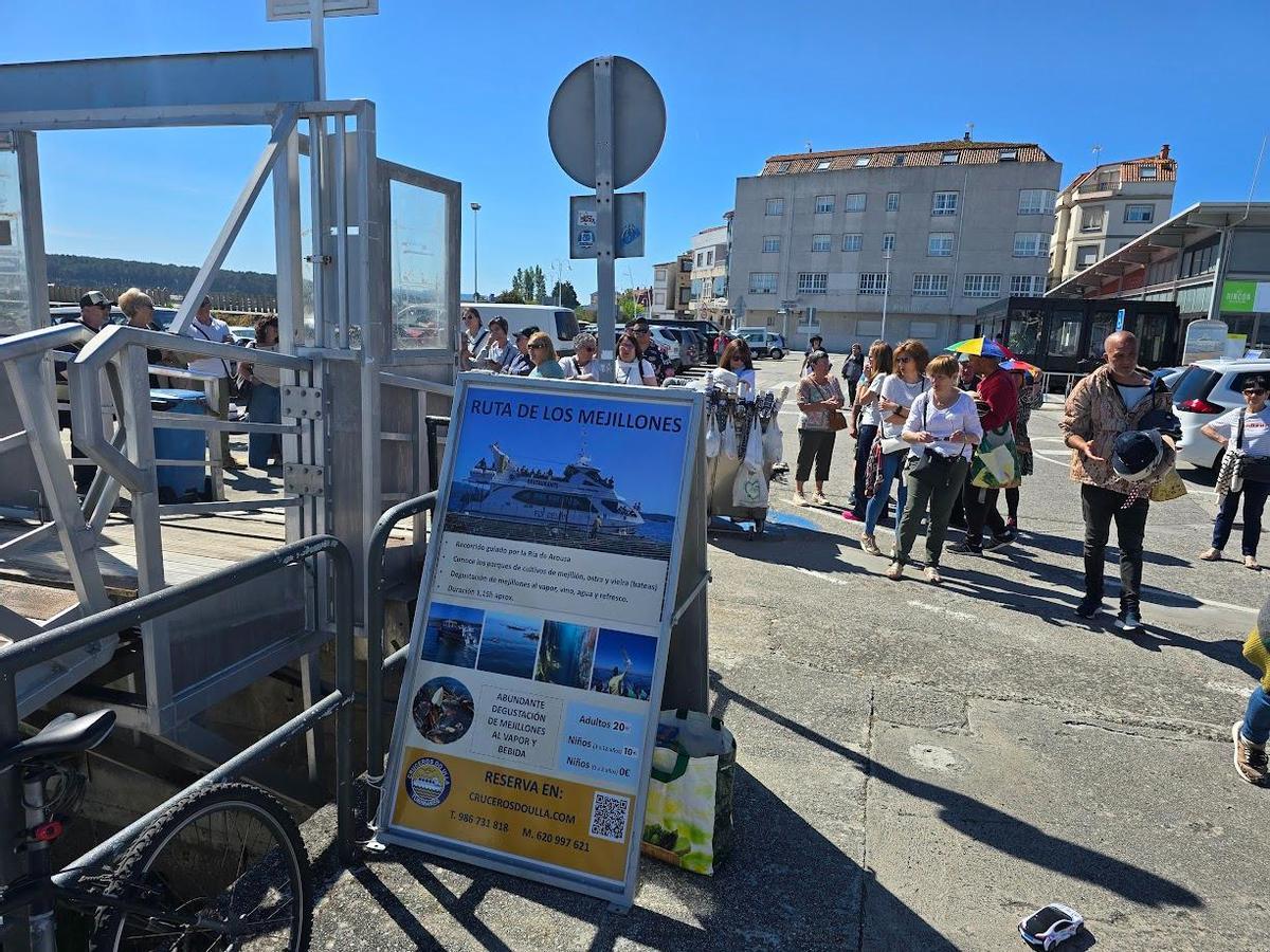 Viajeros a punto de subirse a los catamaranes de O Corgo (O Grove).