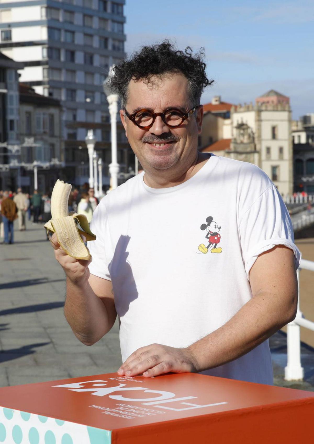 Ion de Sosa, con un plátano, en el «photocall» del FICX.