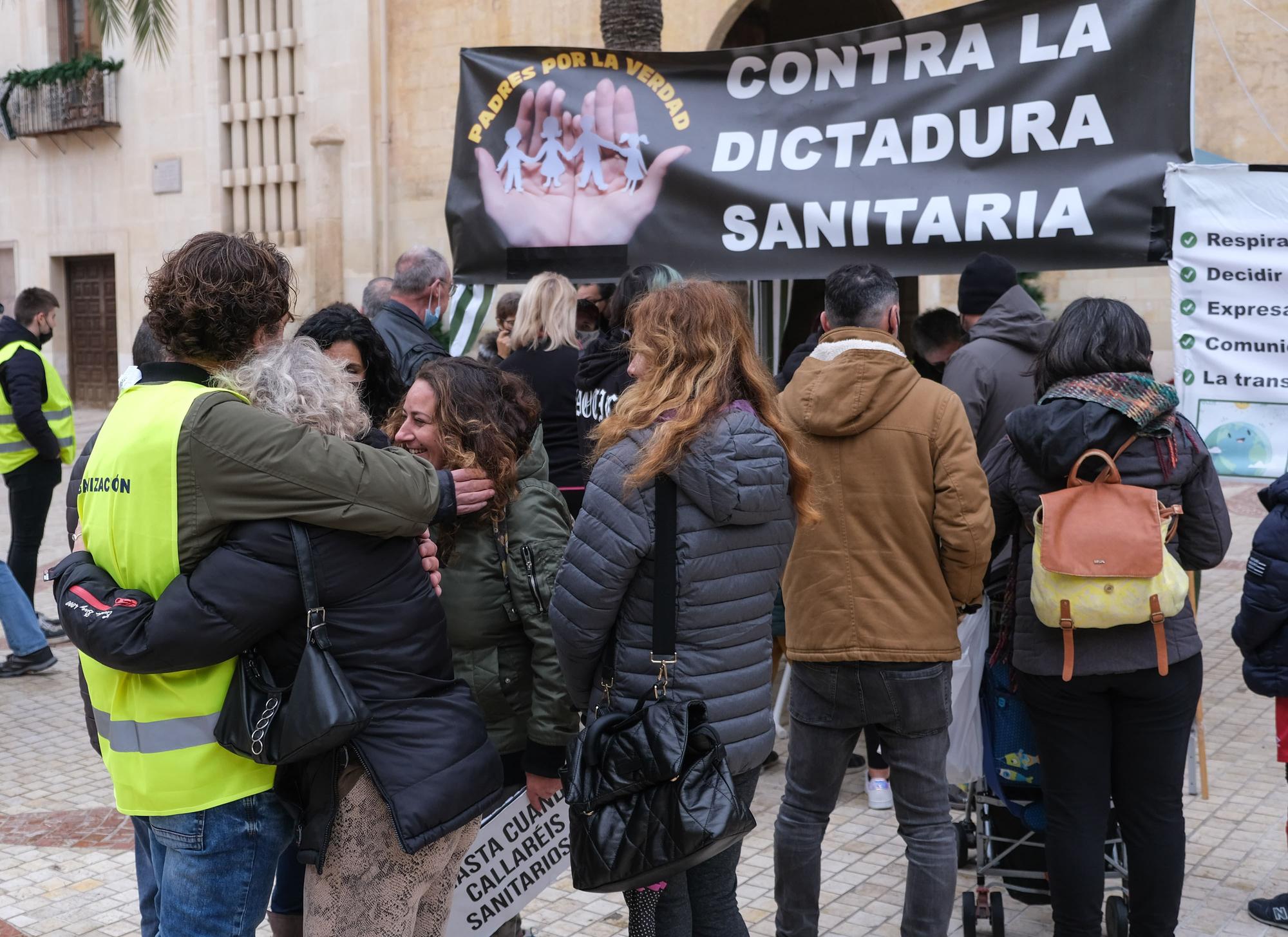 Concentración antivacunas en Elche contra el pasaporte covid y la inoculación de niños