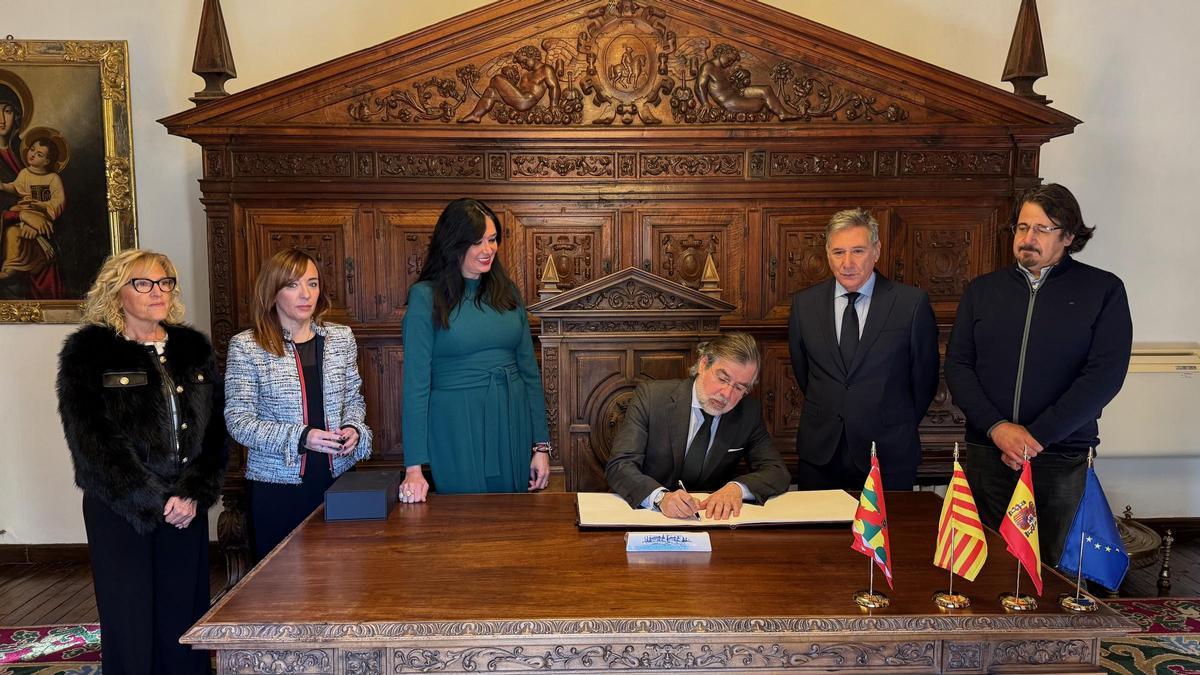 El presidente del TSJA firma en el libro de la ciudad en compañía de la alcaldesa, Lorena Orduna, y de representantes de la corporación municipal.