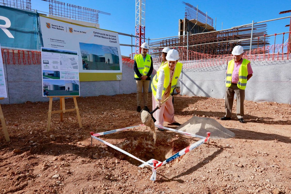 La presidenta Prohens ha colocado la primera piedra del futuro equipamiento.