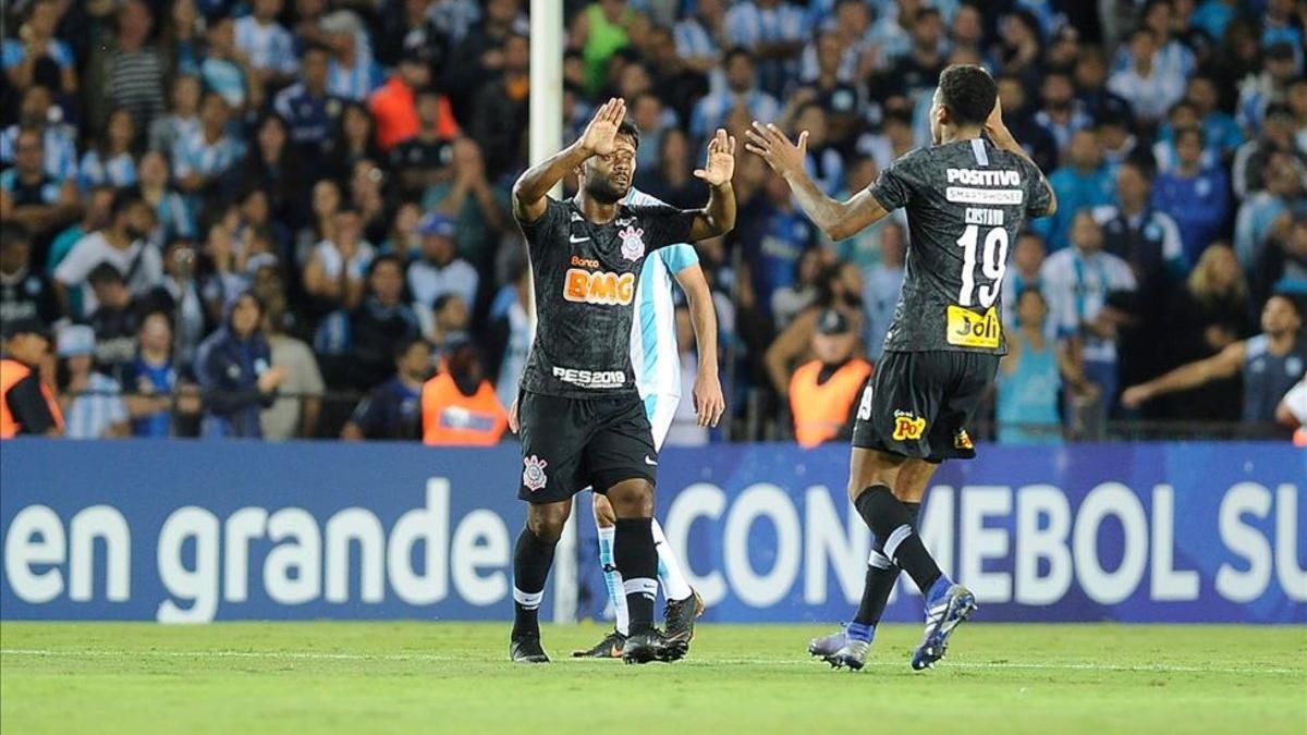 Corinthians sufrió con los suplentes de Racing, pero pudo vencerlos en la tanda de penaltis