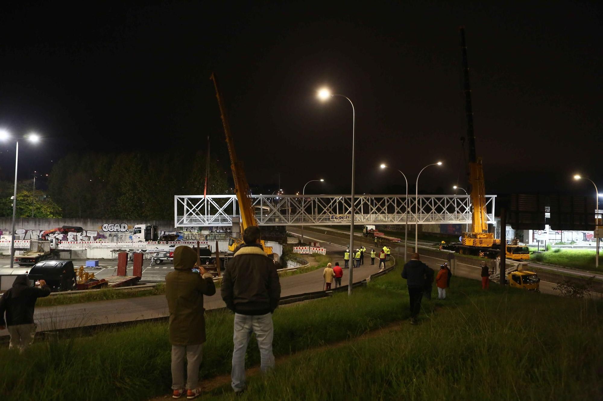 Corte de tráfico nocturno en Alfonso Molina para la instalación de la pasarela de Pedralonga