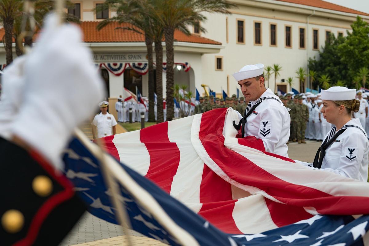 Marinos y marines norteamericanos, en la ceremonia anual de izado de bandera enl a base naval de Rota, el 3 de julio de 2025. Drace Wuilson US Navy