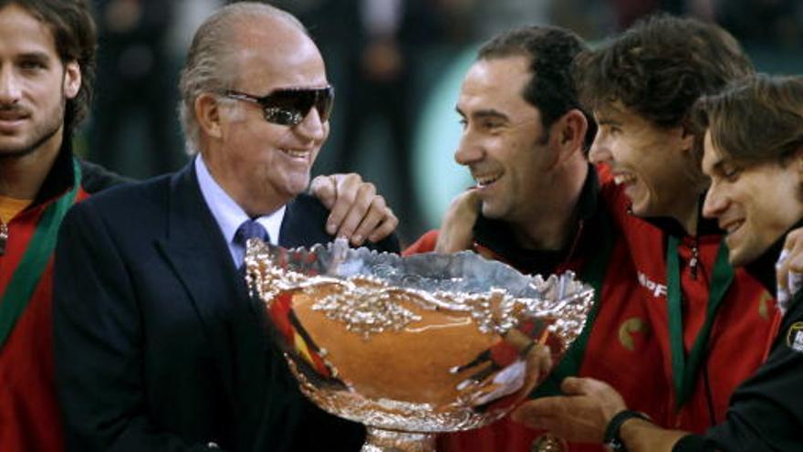 Don Juan Carlos entrega la Copa Davis a la &#039;Armada&#039;.