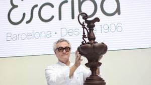 El pastelero Christian Escribà crea una mona de chocolate de la Copa América de vela