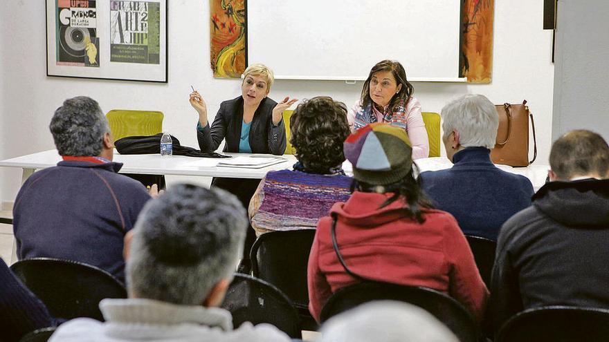 Libertad González, a la izquierda, con Teresa Prada, ayer, durante la charla en el Ateneo de La Calzada.