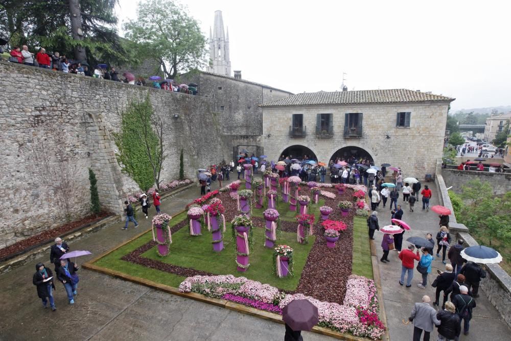 La pluja no desanima l'afluència de públic a «Temps de Flors»