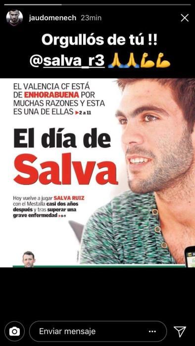 Los jugadores del Valencia felicitan a Salva Ruiz