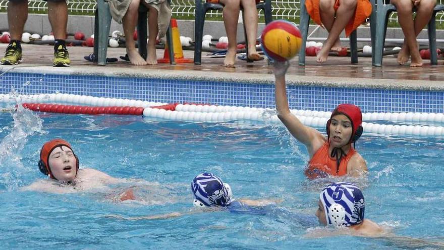 Un encuentro de los disputados en la piscina del Mercantil. // Rafa Vázquez