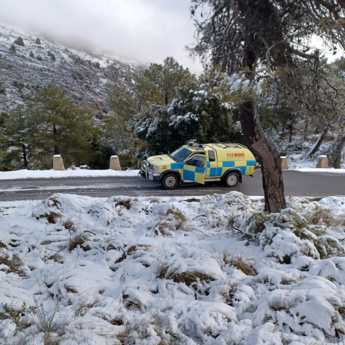 Vehículo de Protección Civil en la carretera Collado Bermejo, Sierra Espuña