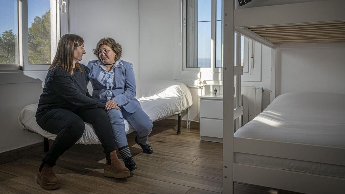 Marta Berenger, psicóloga y Anabel Hernández, mujer en tratamiento, en un centro de rehabilitación de Proyecto Hombre