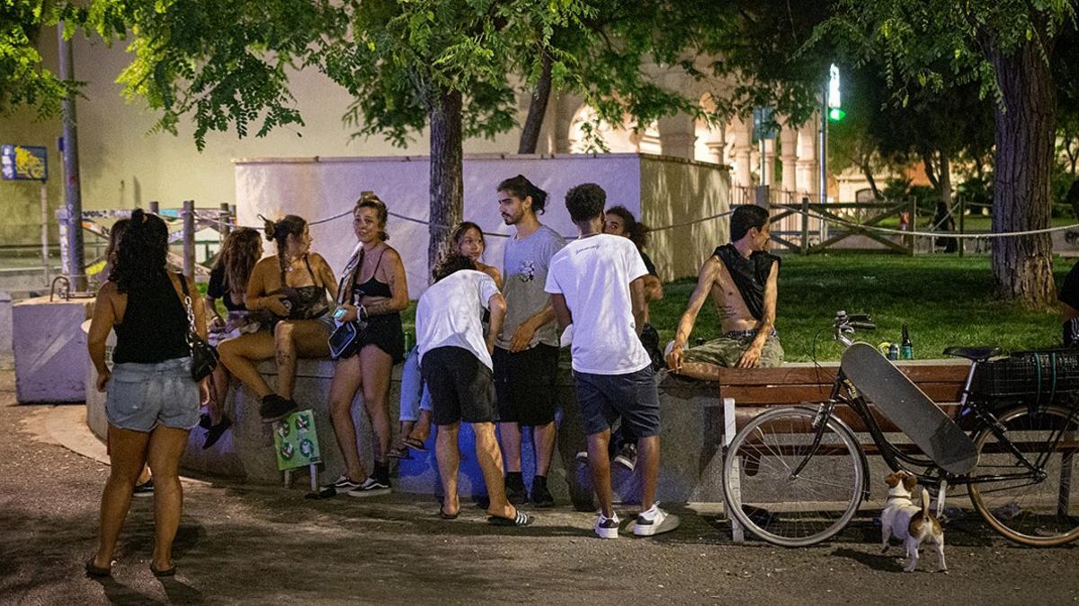 Unos jóvenes hacen botellón, sin respetar las medidas sanitarias anticovid, en una plaza de Barcelona, el pasado 2 de agosto